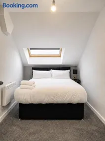 Walk to City Hotspots Liverpool 1BD Apartment - Image 3