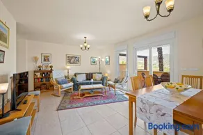 Merveilleux appartement de vacances entièrement équipé avec terrasse, piscine et internet haut débit | Vue plage | Idéal pour le télétravail - Image 3