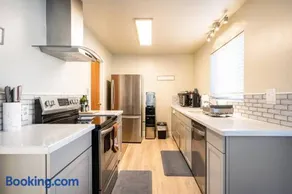 5 Beds, 2 Full Baths, w/Gazebo, w/Fenced Backyard - Image 2