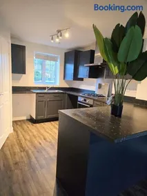 Luxury Family Retreat Near Alton Towers - Free Parking & Garden - Image 3