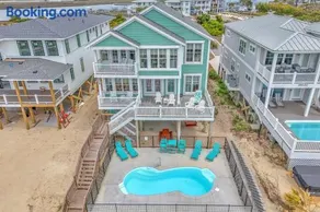 Emerald Breeze by Oak Island Accommodations - Image 1