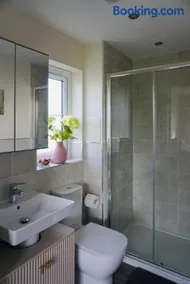 En-suite Double Bedroom with Pentland Hill View - Image 5