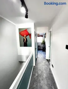 Urban 4BR house - Central-FREE parking-NO PARTY - Image 2