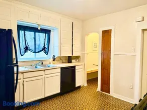Pleasant Queen Bed Near SU and Dome - Image 1