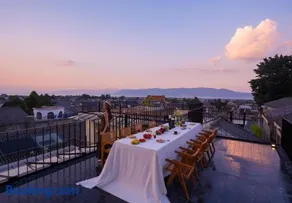 Dali Yuanlu Hanging Garden Hotel, located in the center of Dali Old City, has rich cultural heritage, convenient travel, butler service, free parking, free breakfast, afternoon tea, coffee, mini bar, and traditional Chinese tea - Image 2