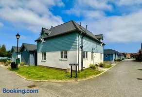 New England Cottage - Part of the The Bay Filey Holiday Village with pool, gym and direct beach access, pub, restaurant, tennis and meadows walks - Image 2