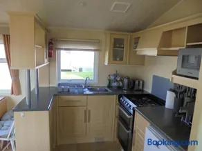 Sealands Everglade II:- 6 Berth, Central Heated Access to the beach - Image 5