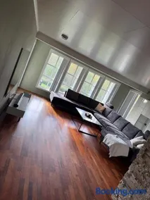 Large house in a central and quiet area - Image 1