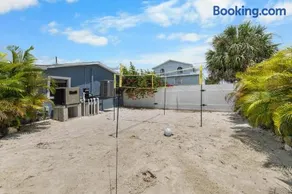 Waterfront5BR wHeated PoolKayaks & Ping-Pong - Image 3