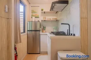 Off-Grid Getaway with Ocean Views in Paradise - Image 2