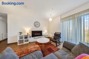 Stylish long & short stay flat with parking & Wifi sleeps 5 - Image 2