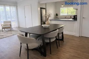 Spacious Stylish Group Stay Sleeps 12 5bed3Bath - Image 3