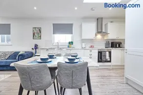 Chelmsford City Centre Modern Duplex With Parking, Wi-Fi & Netflix - Image 2
