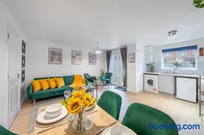 Luxury 5 Bed House - Free Parking - Perfect For Contractors & Families - Image 1