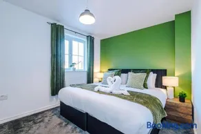 Saint Helens Spacious 3BR Olive Suite Sleeps 7 - Image 1