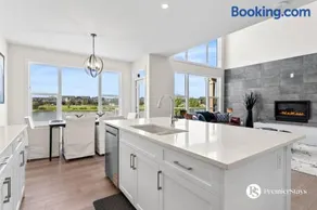 Luxurious Detached House with Private Garage, Lake View, Central AC & More - Image 2