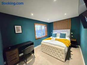 Super luxury 2 bedroom, full house sleep 5 with garden & parking close to airport - Image 3