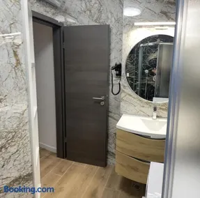 Luxury Town Center Apartments - Image 3