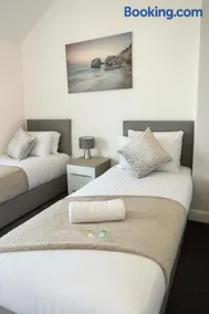 3-BR Beachside Escape -Perfect for Families & Groups -Spacious & Cozy - Image 4