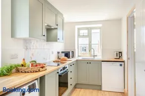 3 Bed in Ventnor oc-o32663 - Image 2