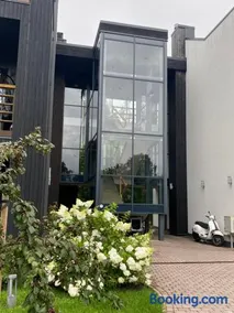 Elegant Riverside Flat - Image 5