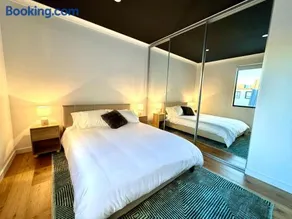 Stylish Industrial City Retreat - Image 3