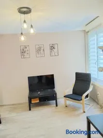 Les loges de Véro - RDC - Entièrement climatisé - Parking privé - Garage vélo moto - Rénové en 2025 - Classé 3 étoiles - 5 couchages - 2 ch - 1 canapé conv - WIFI - Boulangerie, petite restauration et restaurant à prox - À 5 mn du centre de Verdun - Image 5