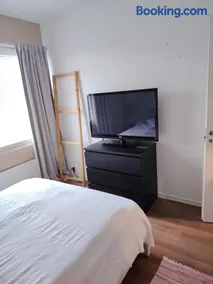 Free Parking, Near Station - Cozy Home with Fully Equipped Kitchen and Work Desk - Image 2