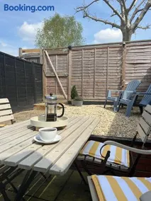 Stylish Caversham Town-House Free Parking & Garden - Image 2