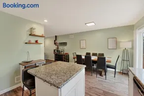 Chic Modern Townhouse 4BR 4B - Image 4