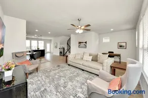 Modern Cozy Home in Houston Galleria and NRG 4BR 4BA - Image 1
