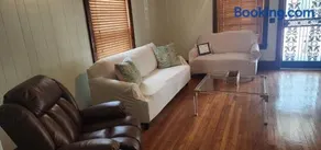 Small-town bungalow downtown - Image 2