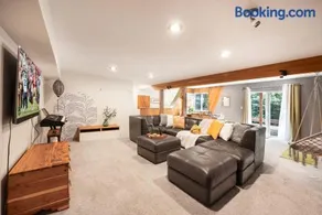 Kirkland Oasis Chic Basement Retreat with Hot Tub - Image 1