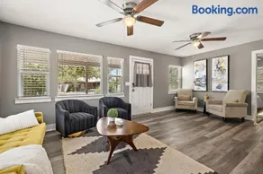 Charming Bungalow - Walk to Georgetown Square - Image 2