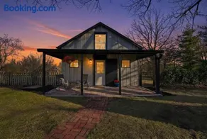 Renovated 1950s Barndominium Pet-Friendly & Modern - Image 1