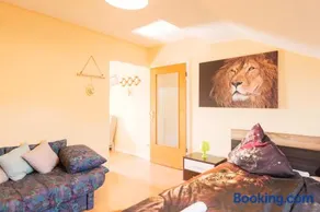 - Savanna Lodge Deluxe with Exclusive Design - Apartment 75sqm - Central Location - Terrace with View - Completely Renovated 2024 with Smart TV & Netflix - Separate Kitchen - Free Parking - Near Airport & Train - Image 1