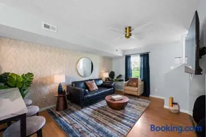 2 BR 1 & half Bath Retreat, Sleeps 7, only 3 Miles to Ark! - Image 2