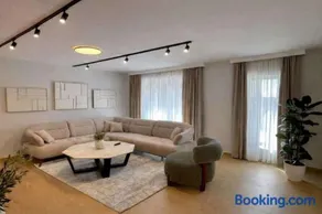 4-Br Villa Sleeps 16 with Hot Tub Pool & Parking - Image 5