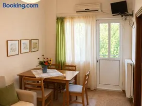 Pavlos Apartment - Leontari Stay with Garden View - Image 1