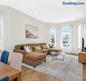 Spacious 5-BR Apt next to transit Free Parking - Image 3