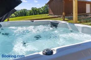 Mountain Escape on 6 acres w Hot Tub & Privacy - Image 1