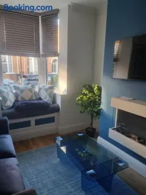 Lovely cosy home on edge of beautiful park, with a short walk to Warwick Castle, and close to Warwick Town cafes, bars and restaurants - Image 3