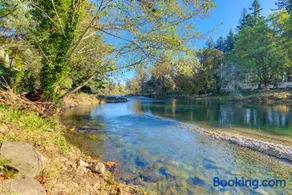 Tranquil Riverfront Retreat - Image 4