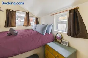 Cute and Cosy Little Cottage - Image 2