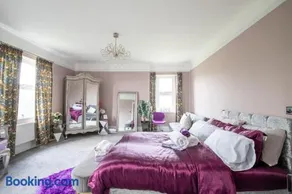 Group Accommodation - Rushden A6 Manor House - Private Gated -Sleeps 15 - Secure Parking - Image 3