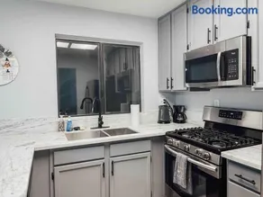 Cozy 2 bedroom 2 baths home - Image 2