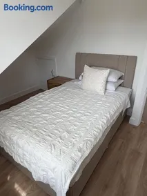 NEW Newly renovated three bedroom house - Image 3