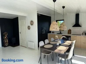Modern Cabin with Jacuzzi and Stunning Sea View - Image 1