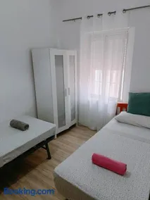 8 mins walk to Train Station Low Cost Youth Hostel - Image 4