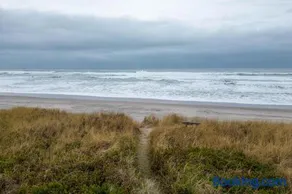 Steps to the Beach, Charming Oceanfront Bungalow with Deck and Ocean Views - Image 4
